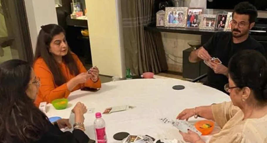 Actor Anil Kapoor plays rummy with family during lockdown!