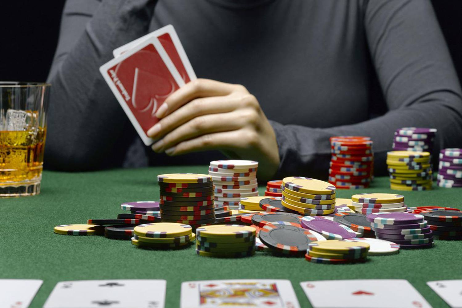 How to deal with an aggressive poker player