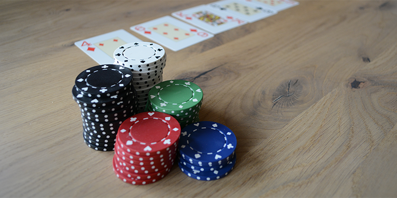 Distinguishing Novice Poker Opponents