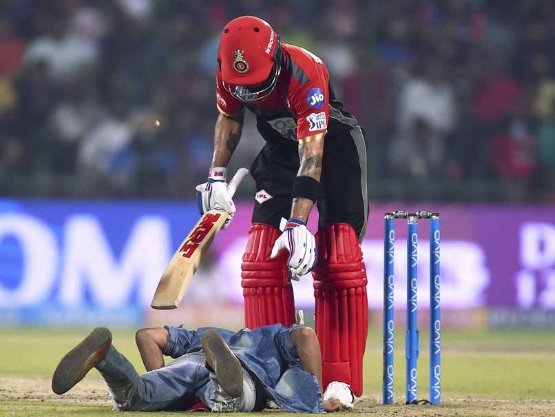 Fan touches Virat Kohli's feet during IPL match