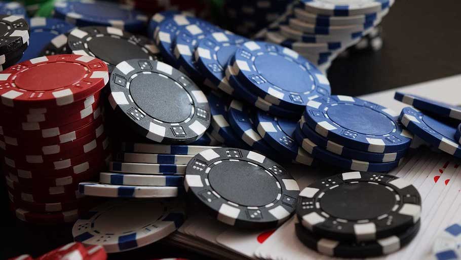 Police nabbed 13 persons Kalahar Bungalows for Gambling