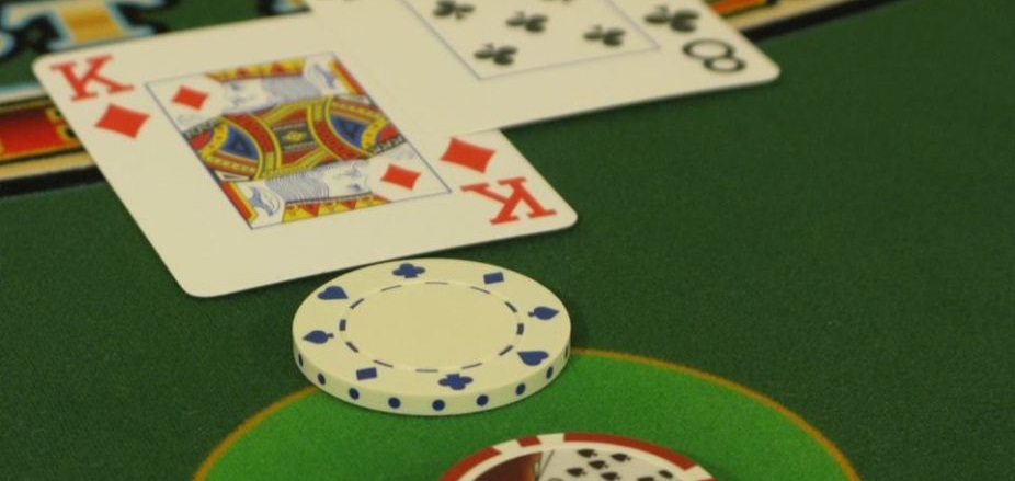 Fourteen Detained For Gambling In Kolhapur; INR 12.95L Seized