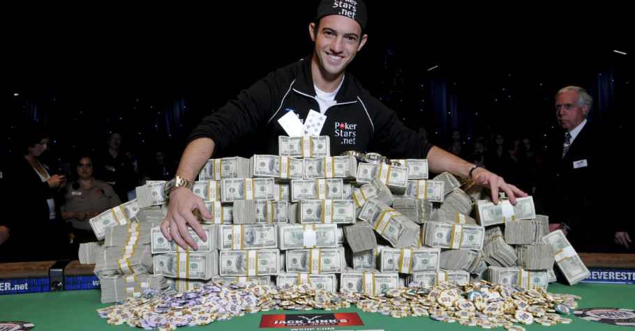 How much poker players make?
